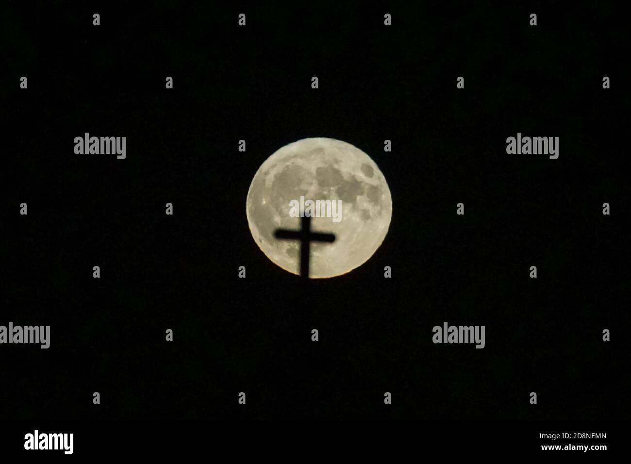 La Luna Blu che si erge sopra il cimitero a Londra, Inghilterra Regno Unito Regno Unito Foto Stock