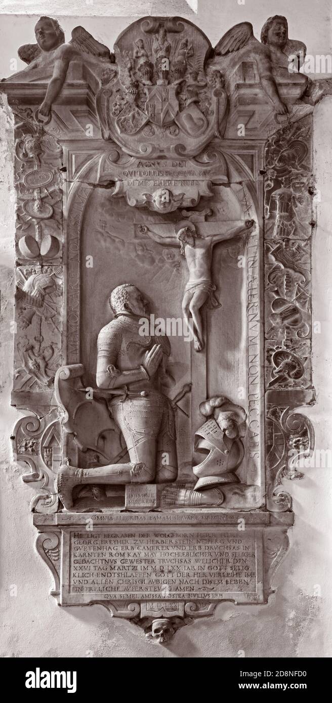 VIENNA, AUSTRIA - 3 LUGLIO 2013: Preghiera del cavaliere per il corpo. Rilievo dalla tomba di Michaelerkirche o st. Chiesa di Michele dall'anno 1570. Foto Stock