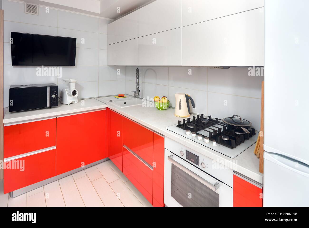 Esclusiva cucina Maple Red e Smoky White in casa di lusso con ripiani in gres piano in legno design. Foto Stock