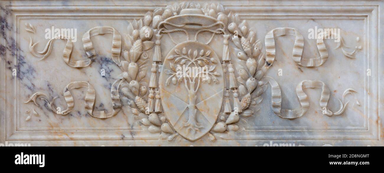 ROMA, ITALIA - 9 MARZO 2016: Il rilievo marmoreo con stemma di un cardinale in chiesa Basilica di Santa Maria del Popolo. Foto Stock