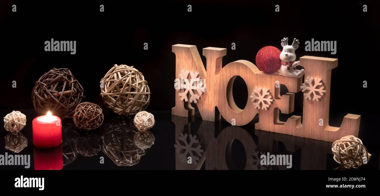 Decorazioni natalizie zero rifiuti con palline di carta riciclabile per l'albero di Natale. Concetto ecologico di decorazioni. Foto Stock