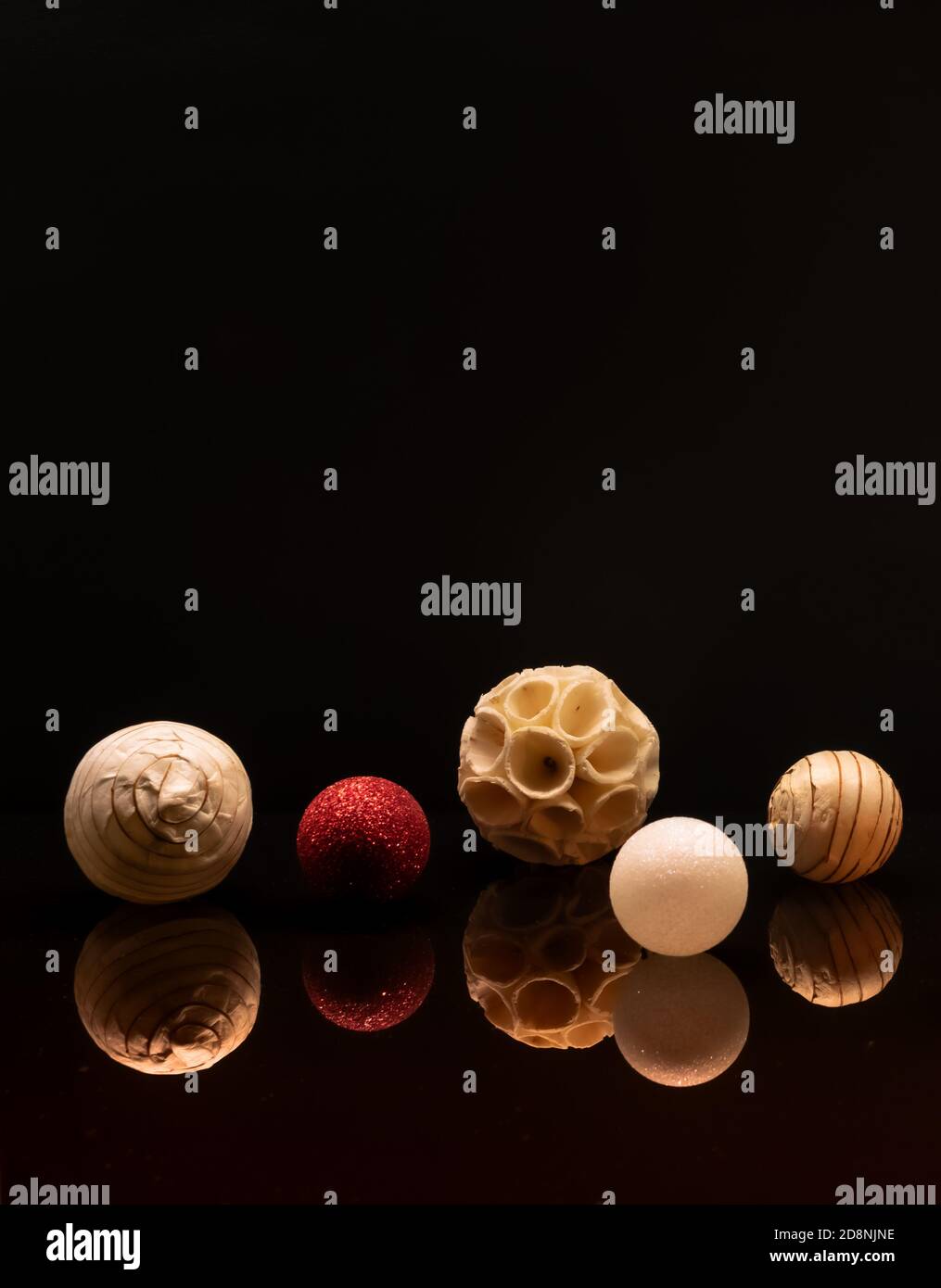 Decorazioni natalizie zero rifiuti con palline di carta riciclabile per l'albero di Natale. Concetto ecologico di decorazioni. Foto Stock