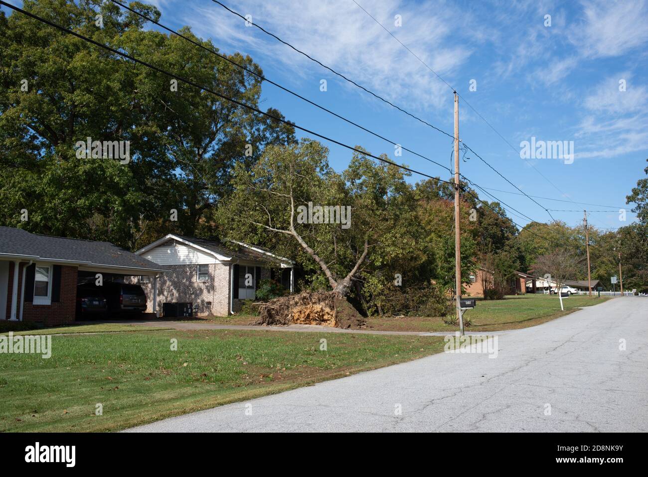 Greenville County, South Carolina, Stati Uniti. 31 Ott 2020. Greenville County, South Carolina, Stati Uniti. Milioni di persone hanno perso il potere dopo l'uragano Zeta. La Upstate SC ha avuto una particolare devastazione a causa del numero insolito di alberi caduti, causando interruzioni di corrente ancora durate giorni dopo. I lavoratori sono stati portati dal Midwest e dalla Florida per aiutare a riparare i servizi devastati, mentre i proprietari di case sono stati lasciati per affrontare le riparazioni a casa e ripulire la sua scia. Immagini di luce del castello / Alamy Live News. Foto Stock