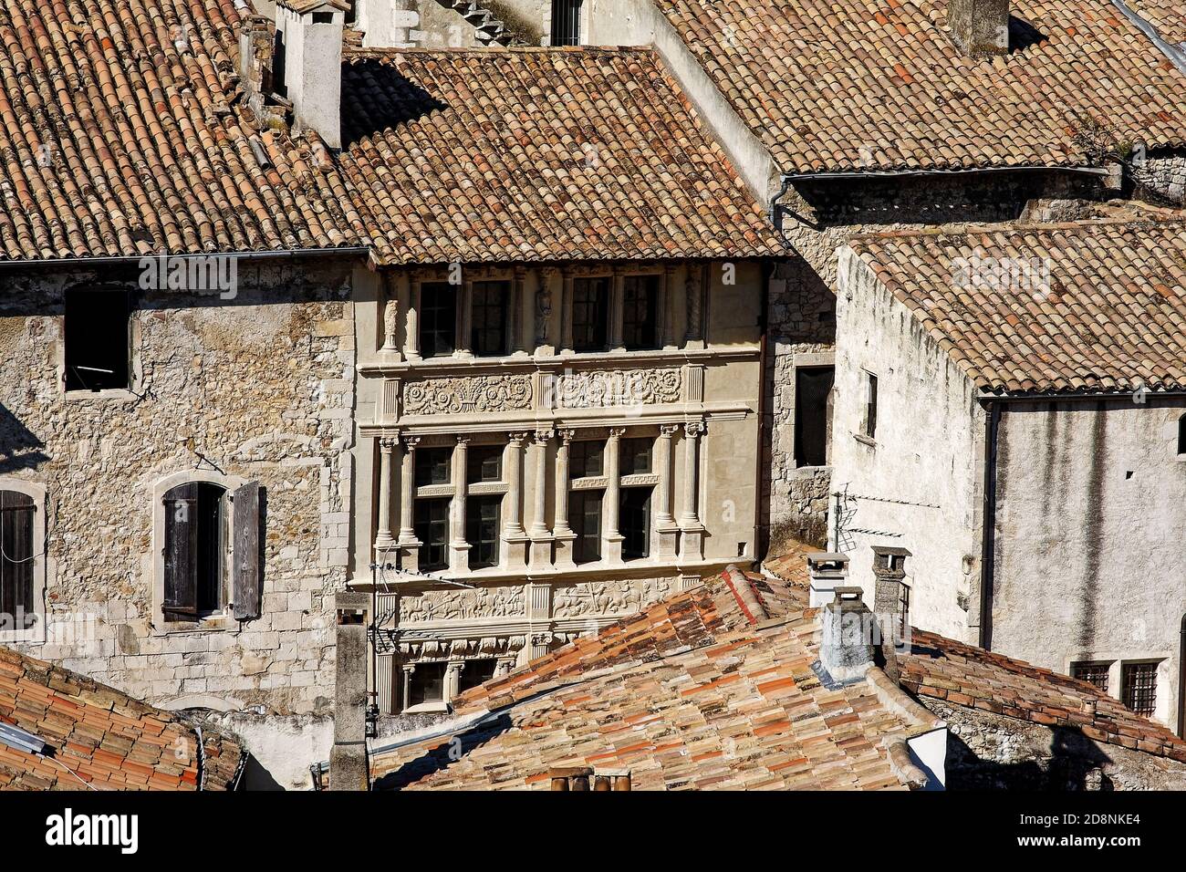 Panoramica degli edifici antichi, pietra, tetti in tegole, intagli ornati sulla facciata, strettamente impaccati insieme case, Viviers Francia; estate, orizzontale Foto Stock