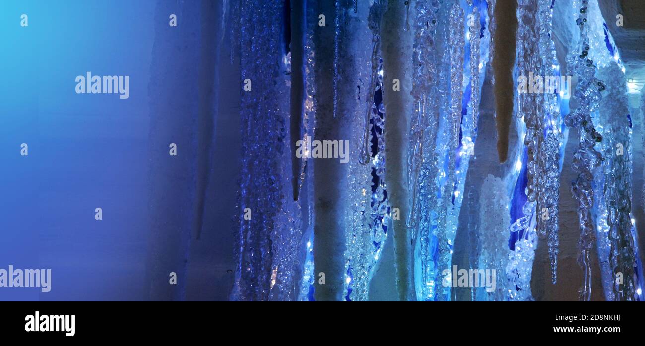 Iciclette appese in tonalità selenio con luce al neon. Chrstmas sfondo Foto Stock