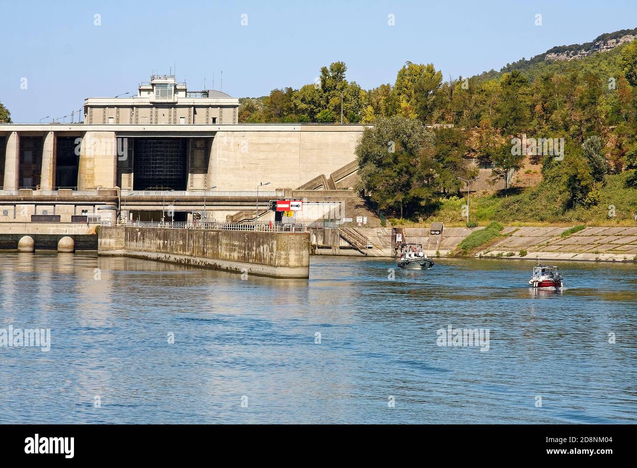 Diga idroelettrica; diga di Donzere-Mondragon; diga Andre-Blondel; 2 piccole barche, monumento storico francese; canale del fiume Rodano; controllo dell'acqua; marina,1952 Foto Stock