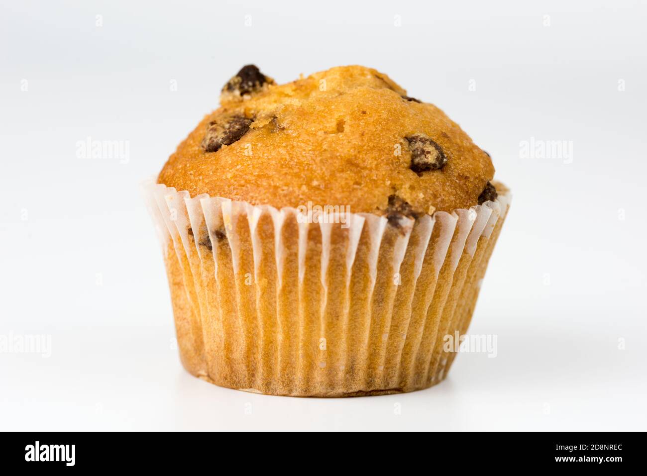 Chocolate Chip muffin isolati su sfondo bianco Foto Stock
