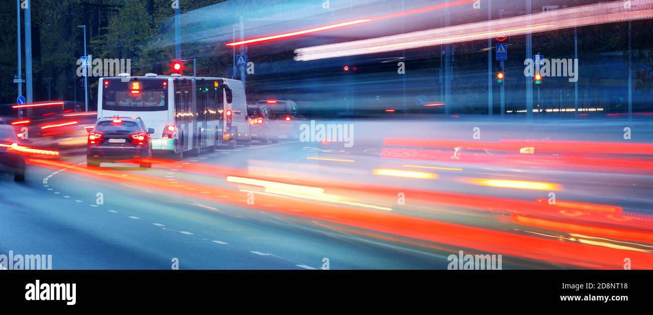 Auto in movimento su strada in città in tarda serata Foto Stock