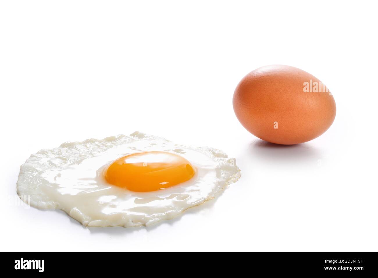 uova fritte isolate su sfondo bianco, colazione, uova Foto Stock