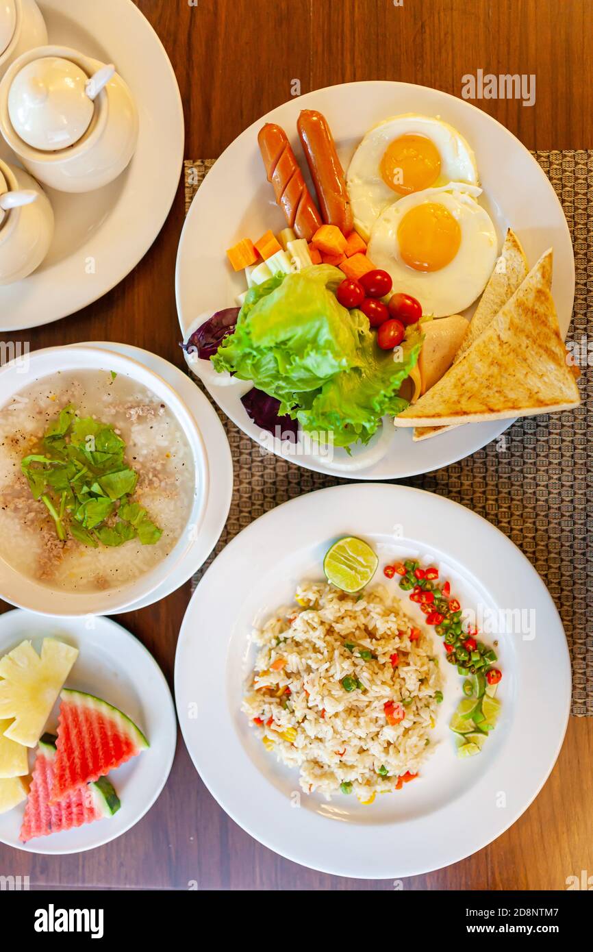 Colazione all'americana completa al buio, vista dall'alto, striscione. Uova fritte sul lato soleggiato, pancetta arrosto, hash brown e toast Foto Stock