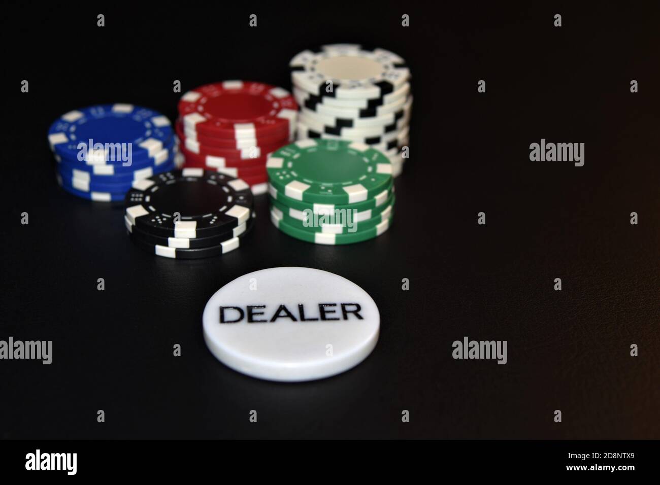Concetto di poker con il pulsante del concessionario vincente Foto Stock