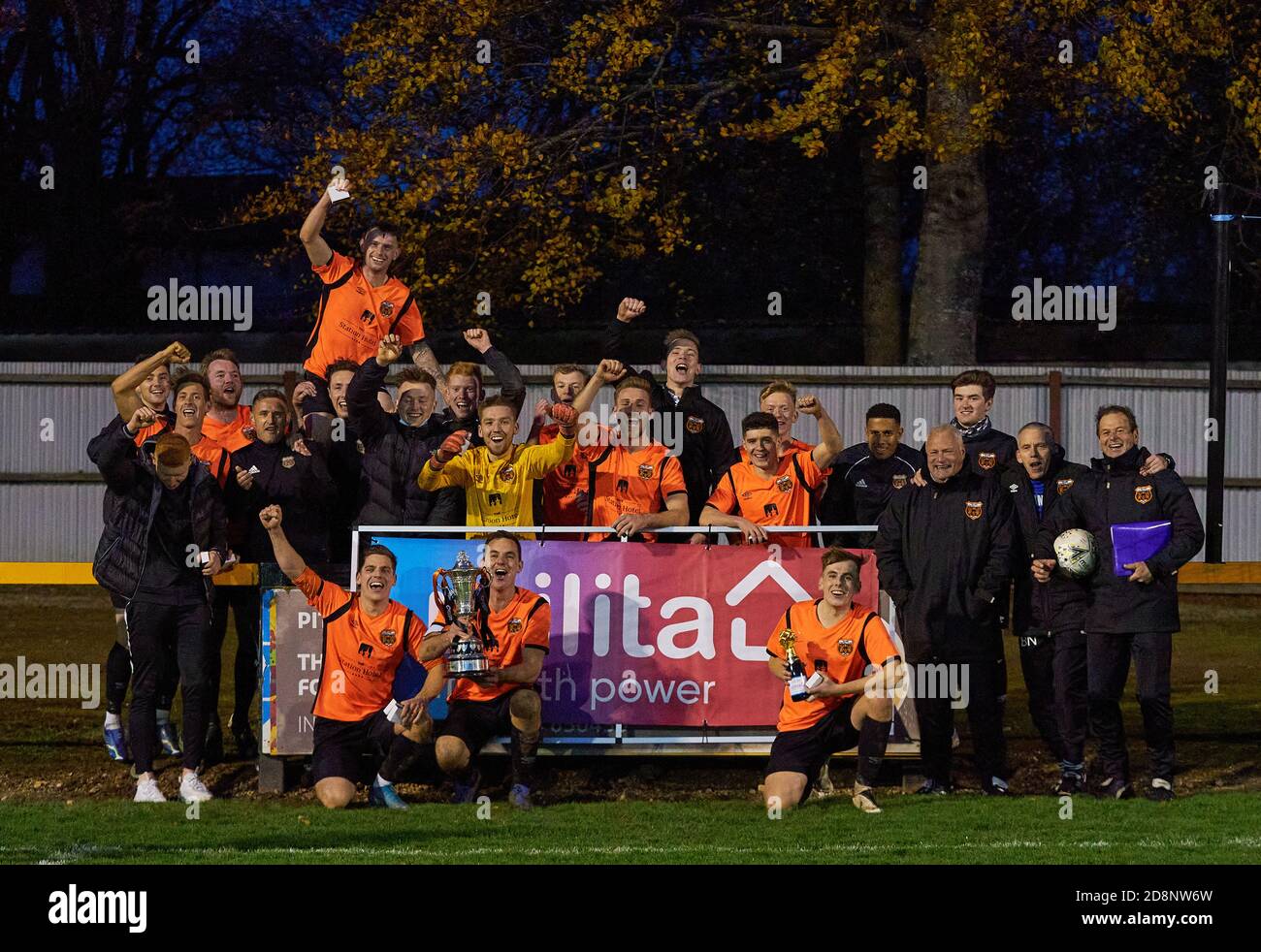 Huntly FC, Huntly Park, East Park Street, Huntly, Aberdeenshire, Regno Unito. 31 Ott 2020. AB54 8JE. Questa è la finale della Highland League Cup tra il Rothes FC e il Buckie Thistle FC. DIDASCALIA -Rothes celebra la vittoria della Coppa di credito: JASPERIMAGE/Alamy Live News Foto Stock