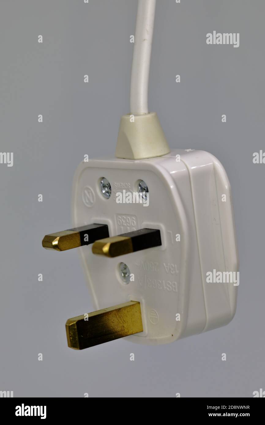 Una spina elettrica bianca sostituibile a 3 pin (tipo G) Contenente un fusibile sostituibile per la rete elettrica a 240 V (specifiche UK) sospeso dal relativo cavo Foto Stock