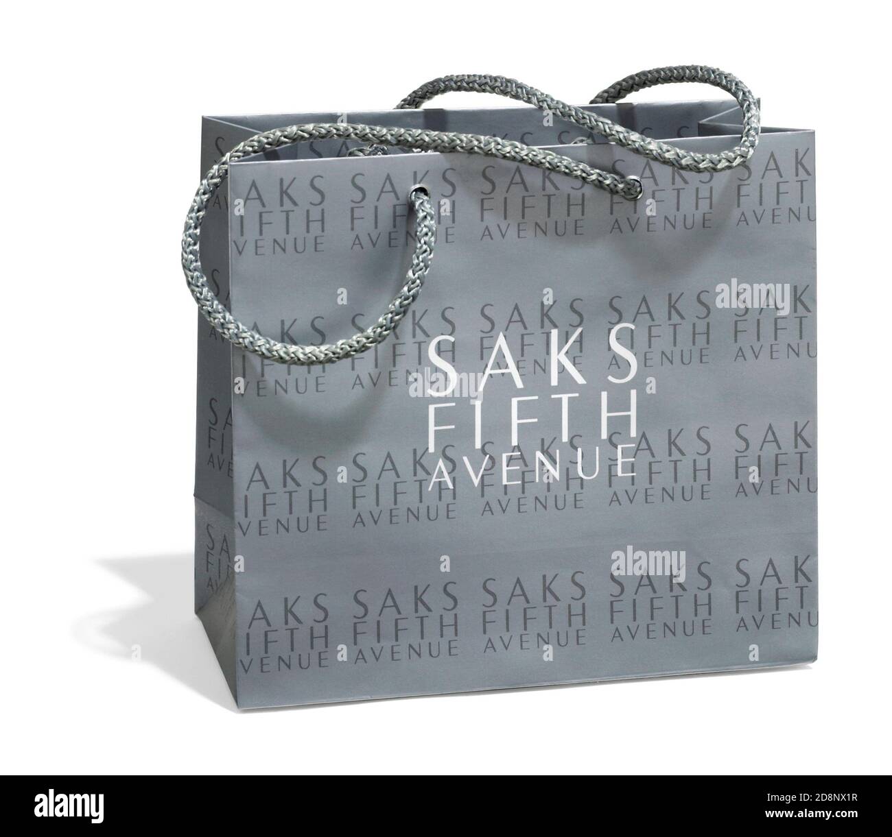 Una borsa grigia Saks Fifth Avenue quadrata fotografata sopra uno sfondo bianco Foto Stock Una borsa grigia Saks Fifth Avenue quadrata fotografata sopra uno sfondo bianco Foto Stock