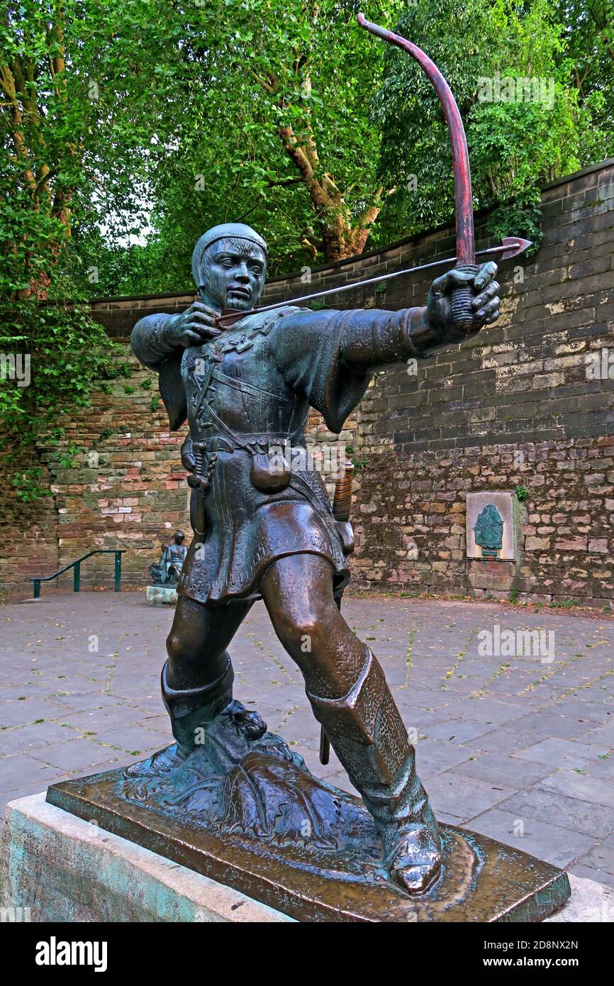 Famosa statua di Robin Hood al castello di Nottingham, l'arciere, bronzo, arco, freccia, 1952 Foto Stock