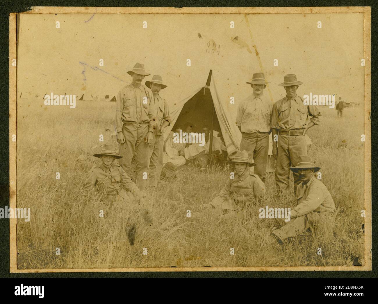 Due donne si uniscono ai soldati nel loro campo di addestramento nel Queensland, la prima guerra mondiale. Foto Stock