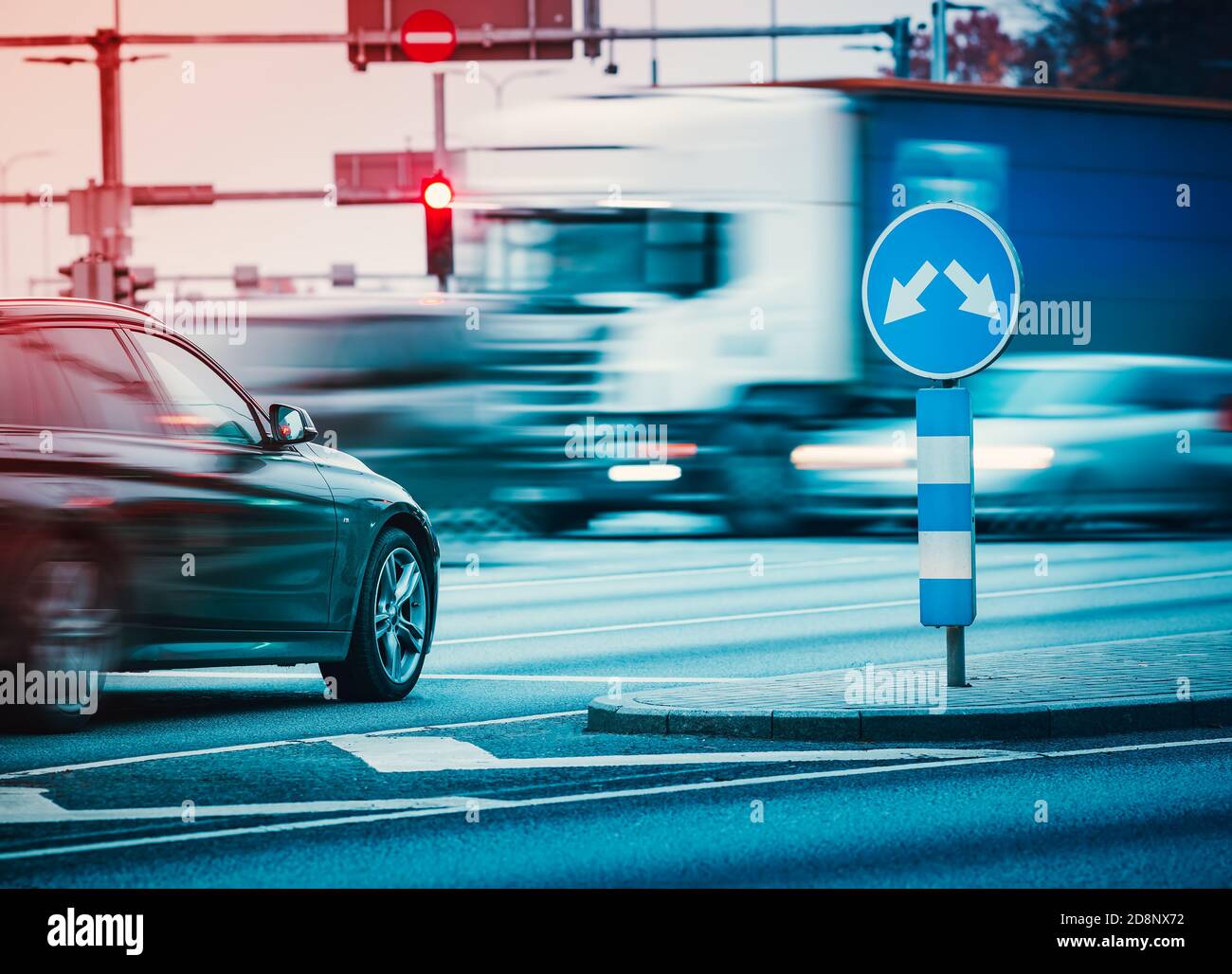 Auto in movimento su strada in città in tarda serata Foto Stock