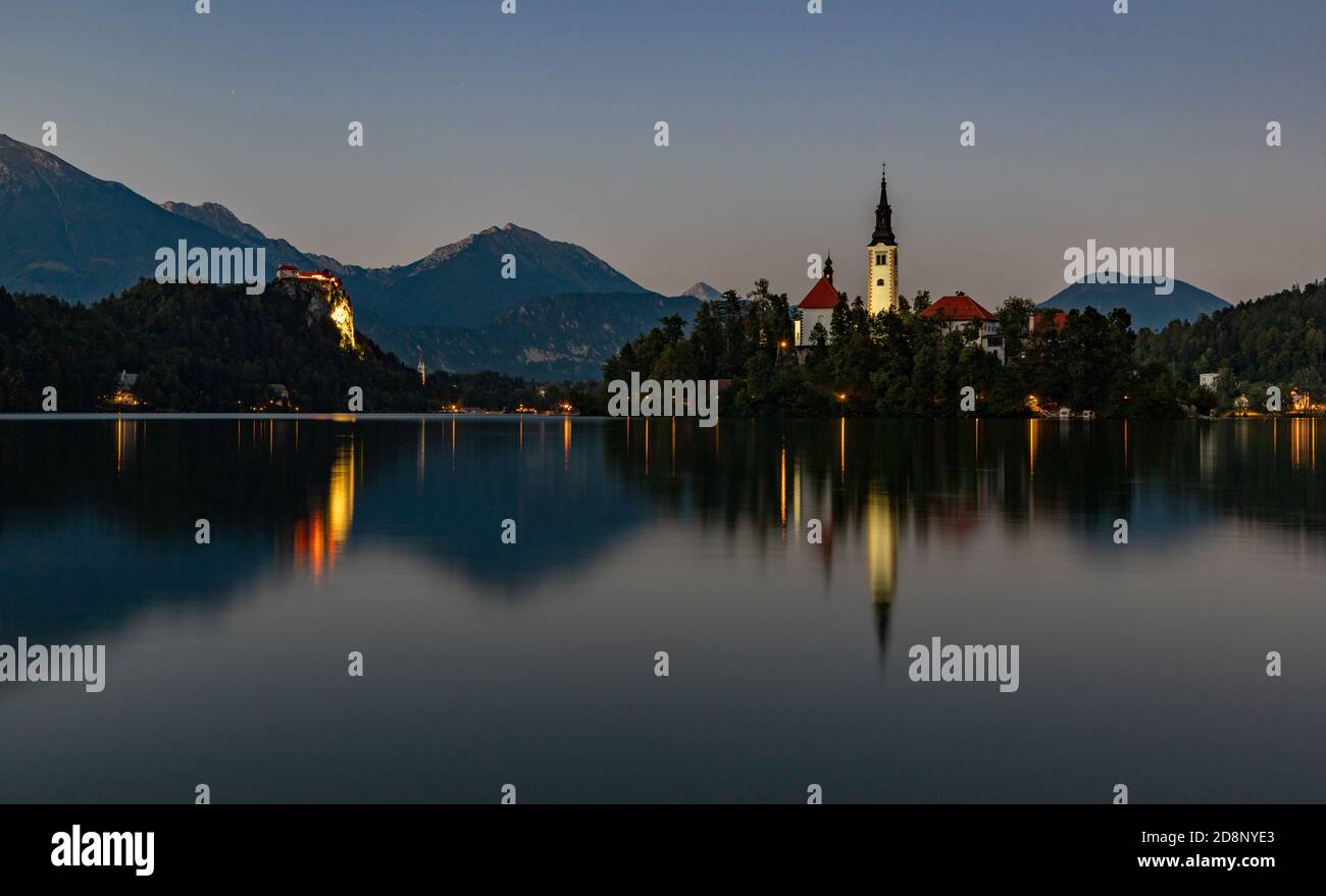 Una foto del lago Bled, con l'Isola del Lago Bled e il Castello di Bled, in serata. Foto Stock