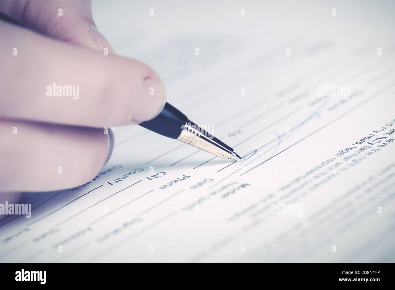 Business donna firma contratto Foto Stock