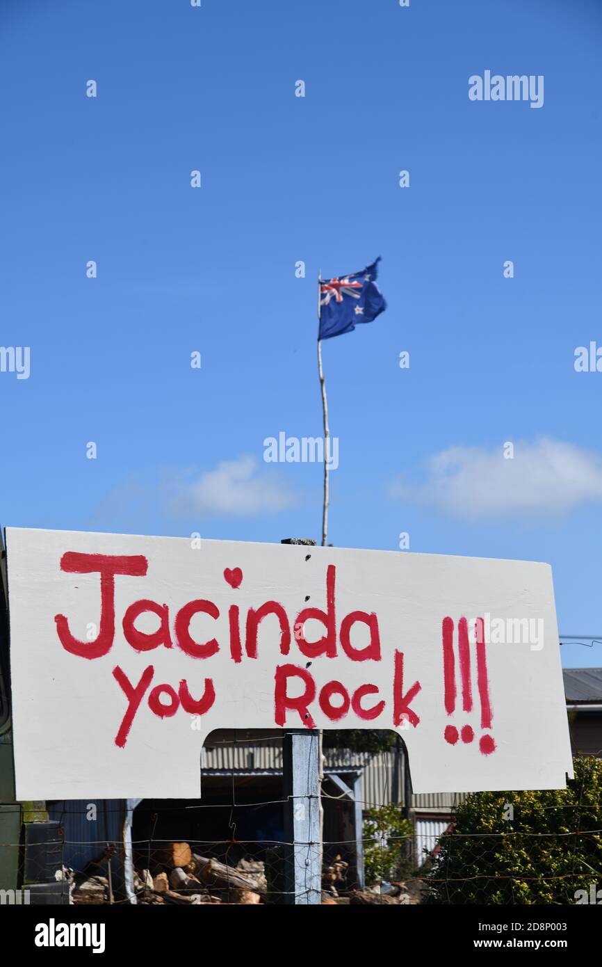 KUMARA, NUOVA ZELANDA, 16 SETTEMBRE 2020: Un sostenitore del primo ministro neozelandese, Jacinda Adern, fa una dichiarazione a Kumara sulla costa occidentale del Th Foto Stock