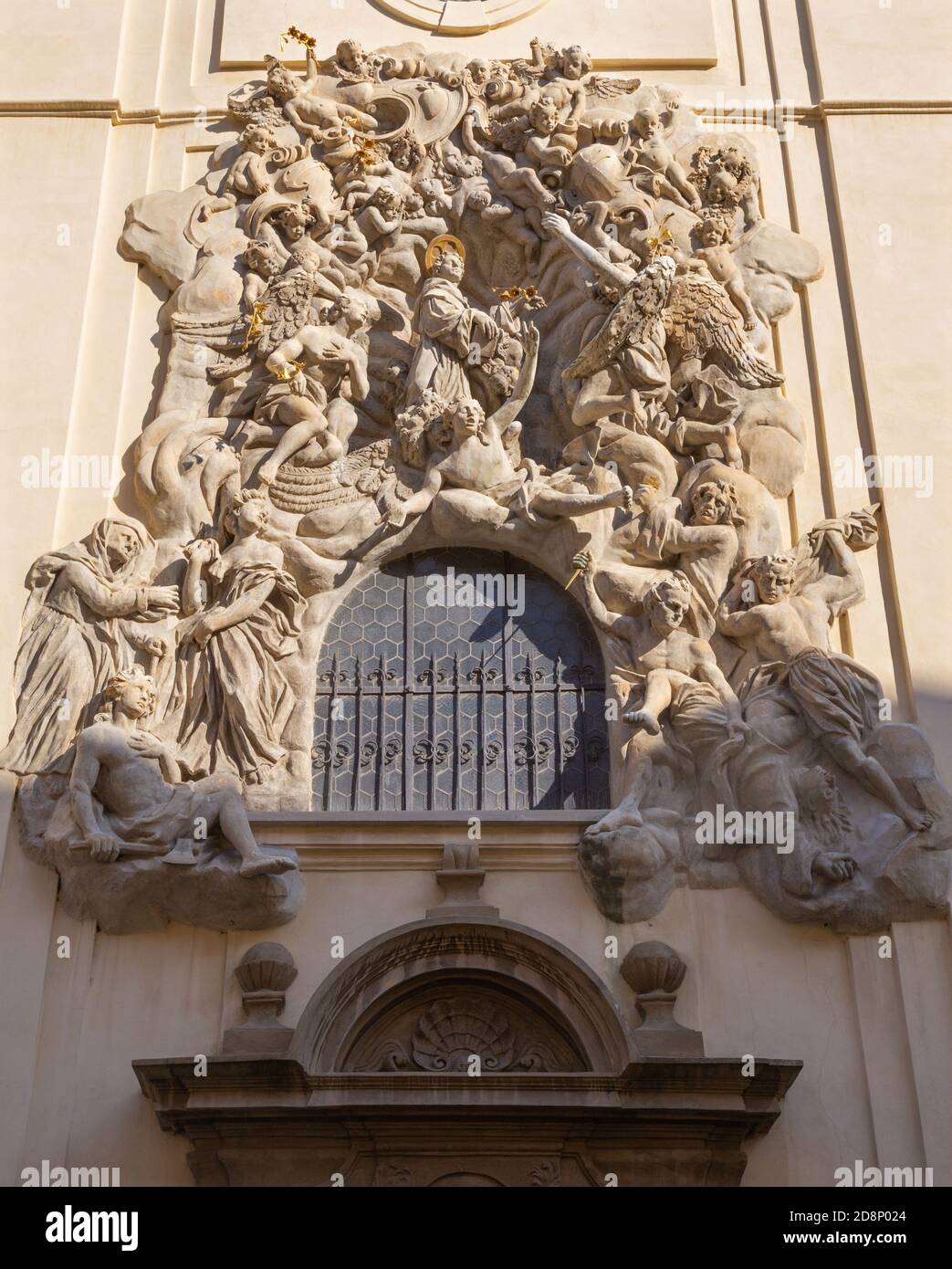 PRAGA, REPUBBLICA CECA - 18 OTTOBRE 2018: Rilievo barocco di Sant'Antonio da Padova sopra l'ingresso laterale di Bazilika Svatého Jakuba Většího. Foto Stock PRAGA, REPUBBLICA CECA - 18 OTTOBRE 2018: Rilievo barocco di Sant'Antonio da Padova sopra l'ingresso laterale di Bazilika Svatého Jakuba Většího. Foto Stock