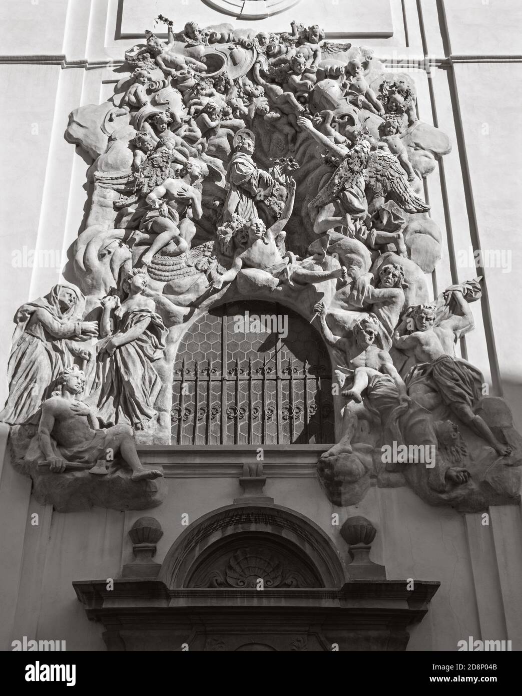 PRAGA, REPUBBLICA CECA - 18 OTTOBRE 2018: Rilievo barocco di Sant'Antonio da Padova sopra l'ingresso laterale di Bazilika Svatého Jakuba Většího. Foto Stock PRAGA, REPUBBLICA CECA - 18 OTTOBRE 2018: Rilievo barocco di Sant'Antonio da Padova sopra l'ingresso laterale di Bazilika Svatého Jakuba Většího. Foto Stock
