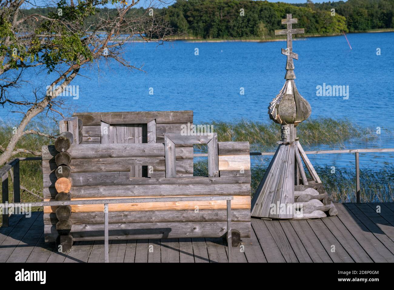 Dimostrazione della tecnologia utilizzata per la costruzione di chiese in legno in russo Nord Foto Stock