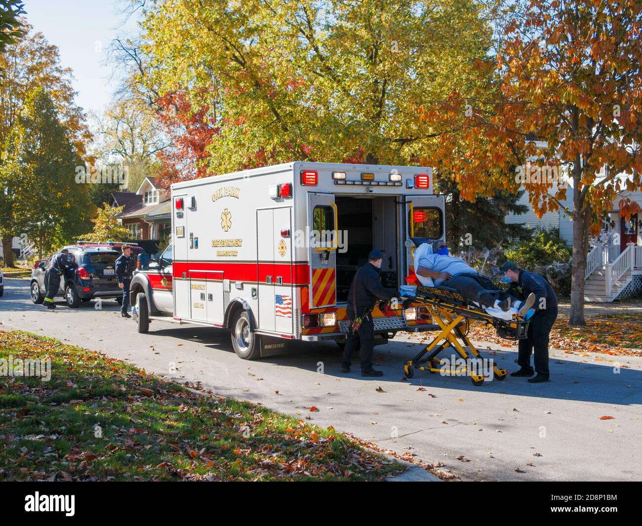 Oak Park, Illinois, Stati Uniti. 31 ottobre 2020. I paramedici caricano una vittima di un incidente automobilistico in un'ambulanza durante la pandemia COVID-19. Foto Stock