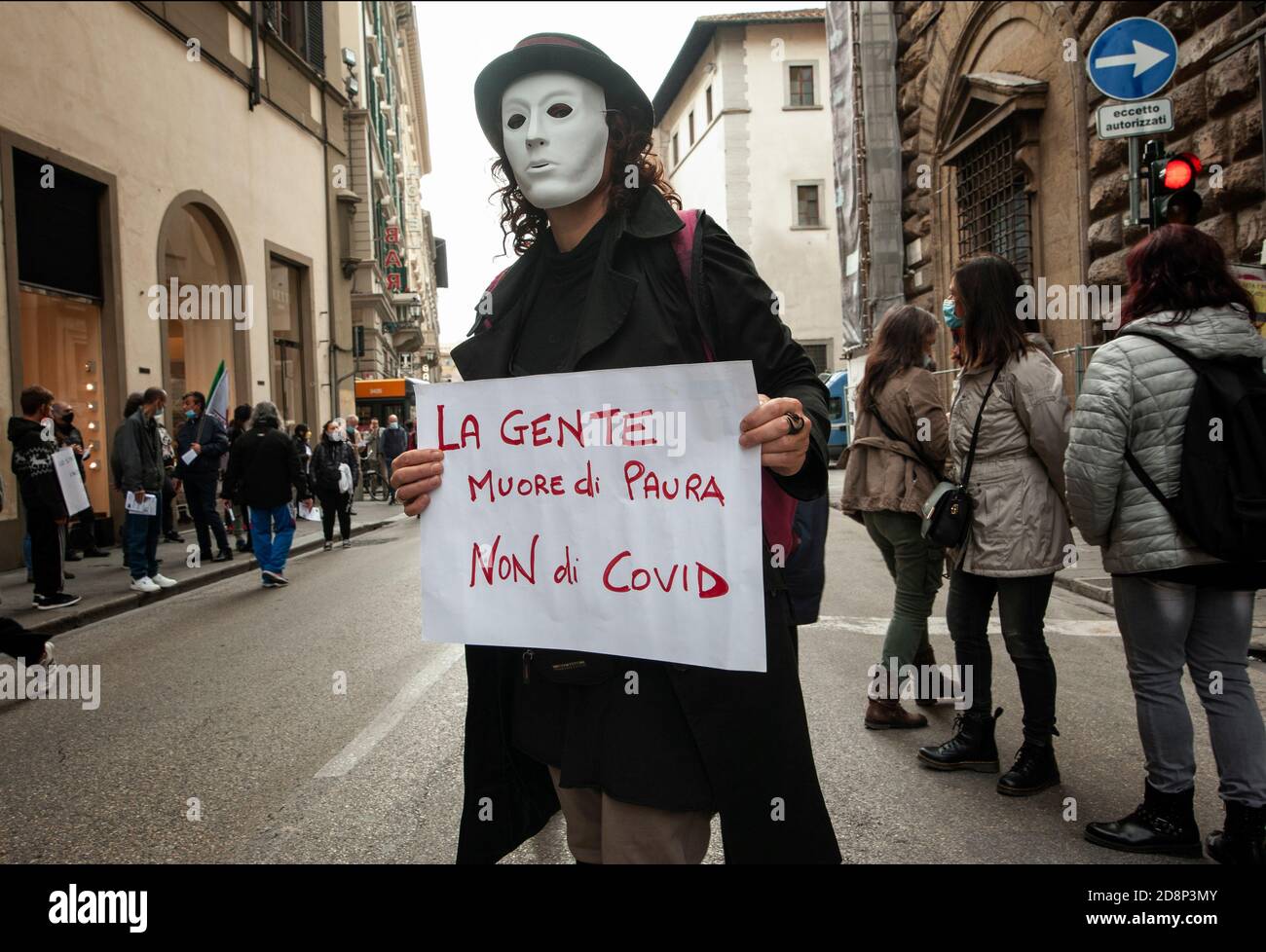 Firenze, Italia - 2020 ottobre 31: Persone con cartelli e manifesti in pubblico dimostrazione. Protestare per la restrizione delle libertà durante il Covid-19 Foto Stock