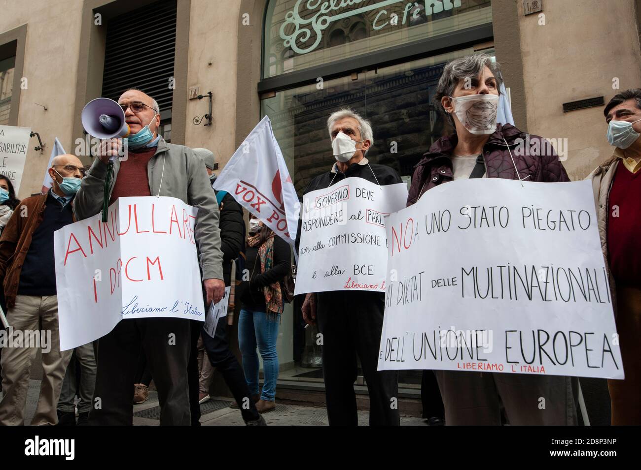 Firenze, Italia - 2020 ottobre 31: Persone con cartelli e manifesti in pubblico dimostrazione. Protestare per la restrizione delle libertà durante il Covid-19 Foto Stock