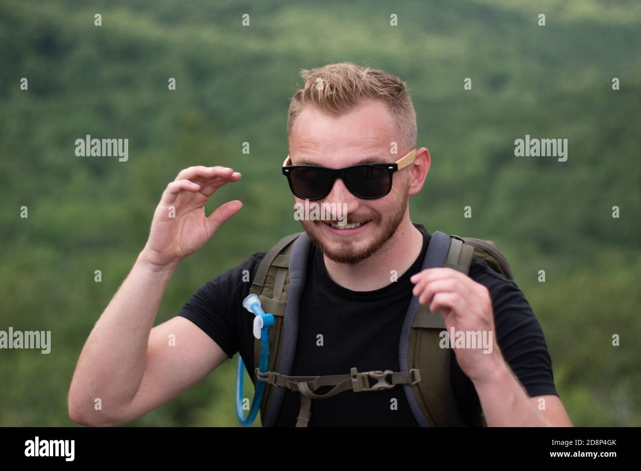 Uomo esterno con occhiali da sole Foto Stock