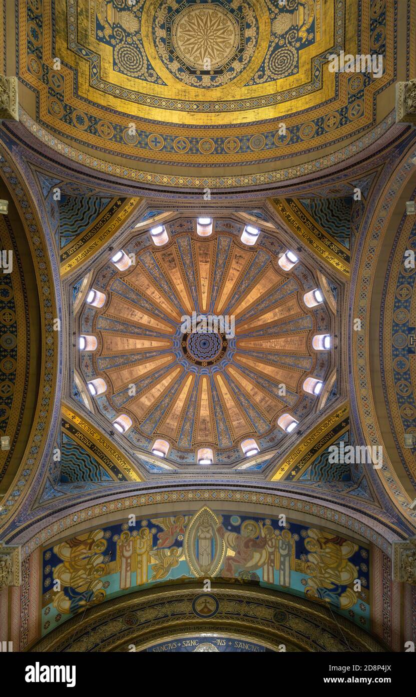 BARCELLONA, SPAGNA - 3 MARZO 2020: La cupola del chruch Santuari de la Mare de Deu del Carme (carmelitani). Foto Stock