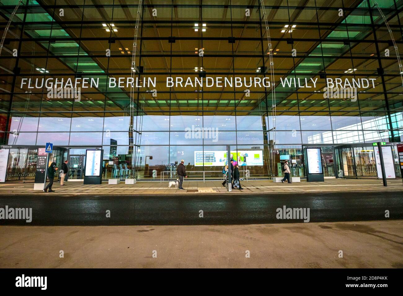 Esterno del terminal 1 dell'aeroporto internazionale di Berlino-Brandeburgo (BER), o Flughafen Berlin Brandenburg Willy Brandt. Foto Stock