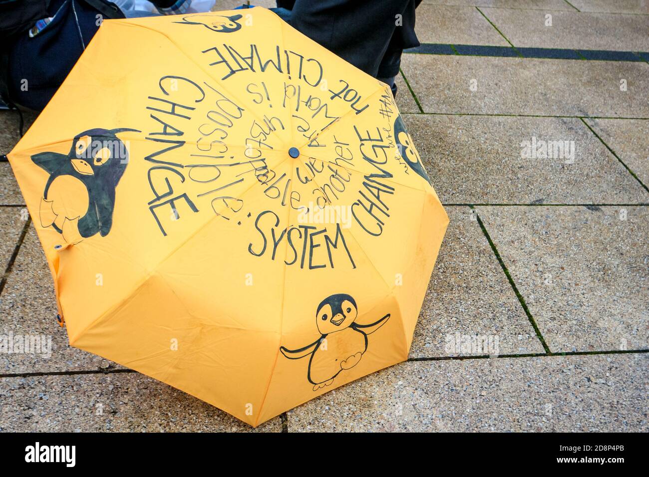 Ombrello di cartello come attivisti del clima per protestare contro l'apertura del nuovo aeroporto internazionale di Berlino-Brandeburgo (BER). Foto Stock