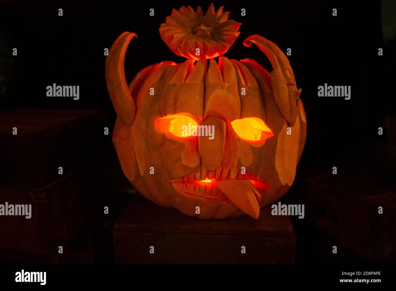 Lanterna con testa di zucca di Halloween con facce spaventose del jack nel buio Foto Stock