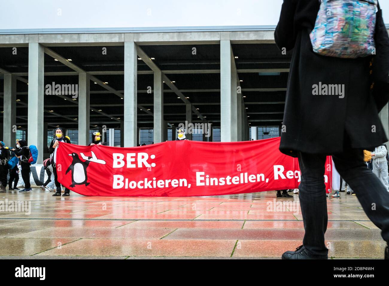 Il cartello "BER: Blockieren, einstellen, Recyclen", in quanto attivisti del clima, protesta contro l'apertura del nuovo aeroporto di Berlino-Brandeburgo (BER). Foto Stock