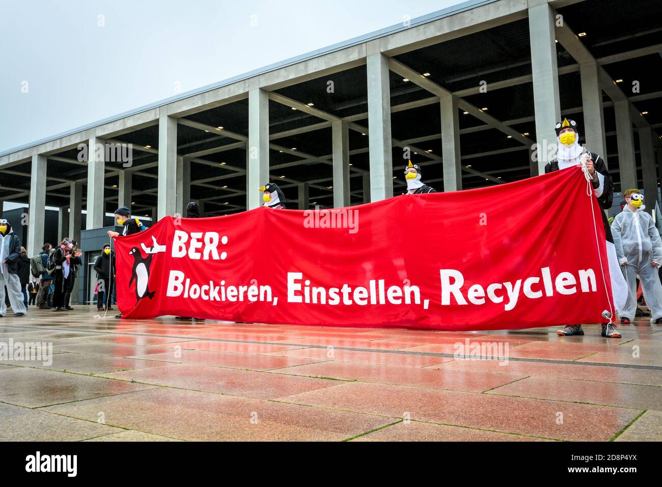 Il cartello "BER: Blockieren, einstellen, Recyclen", in quanto attivisti del clima, protesta contro l'apertura del nuovo aeroporto di Berlino-Brandeburgo (BER). Foto Stock
