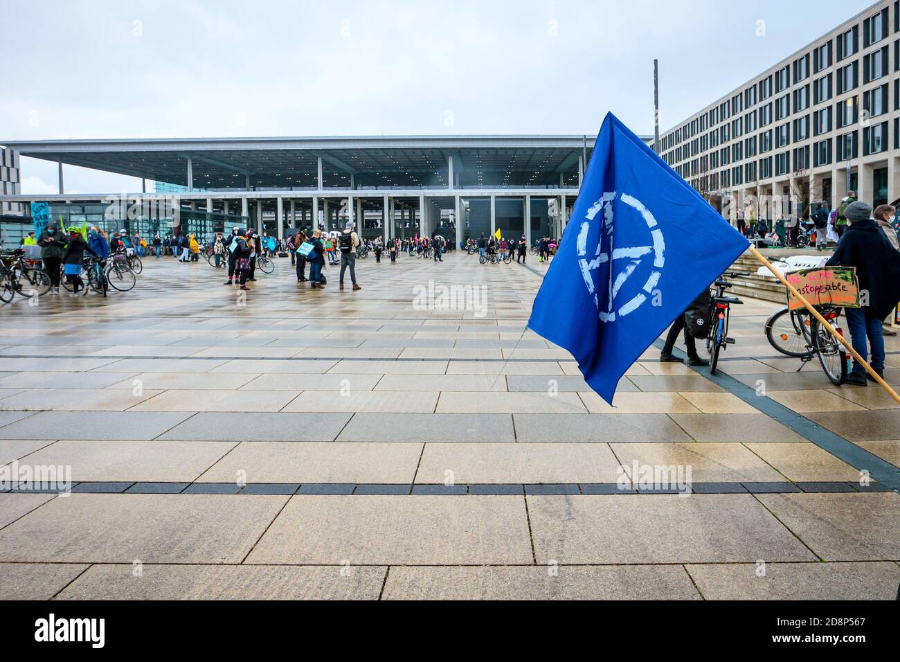 Estinzione bandiera ribellione come attivisti del clima protestano contro l'apertura del nuovo aeroporto internazionale di Berlino-Brandeburgo (BER). Foto Stock