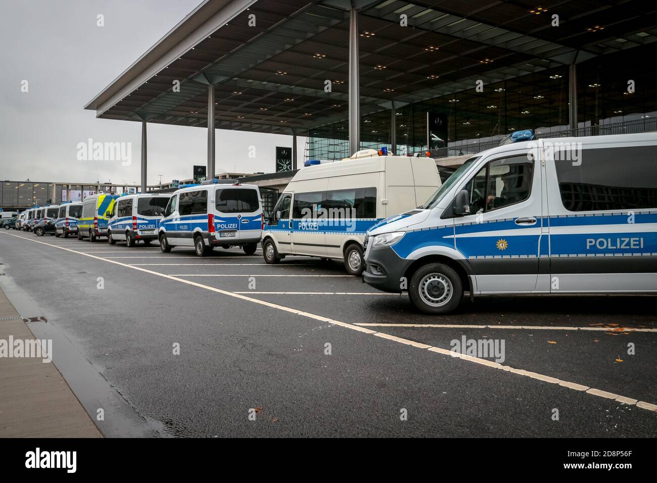 Auto di polizia tedesche di fronte al Terminal 1 dell'aeroporto internazionale di Berlino-Brandeburgo (BER), di recente apertura. Foto Stock