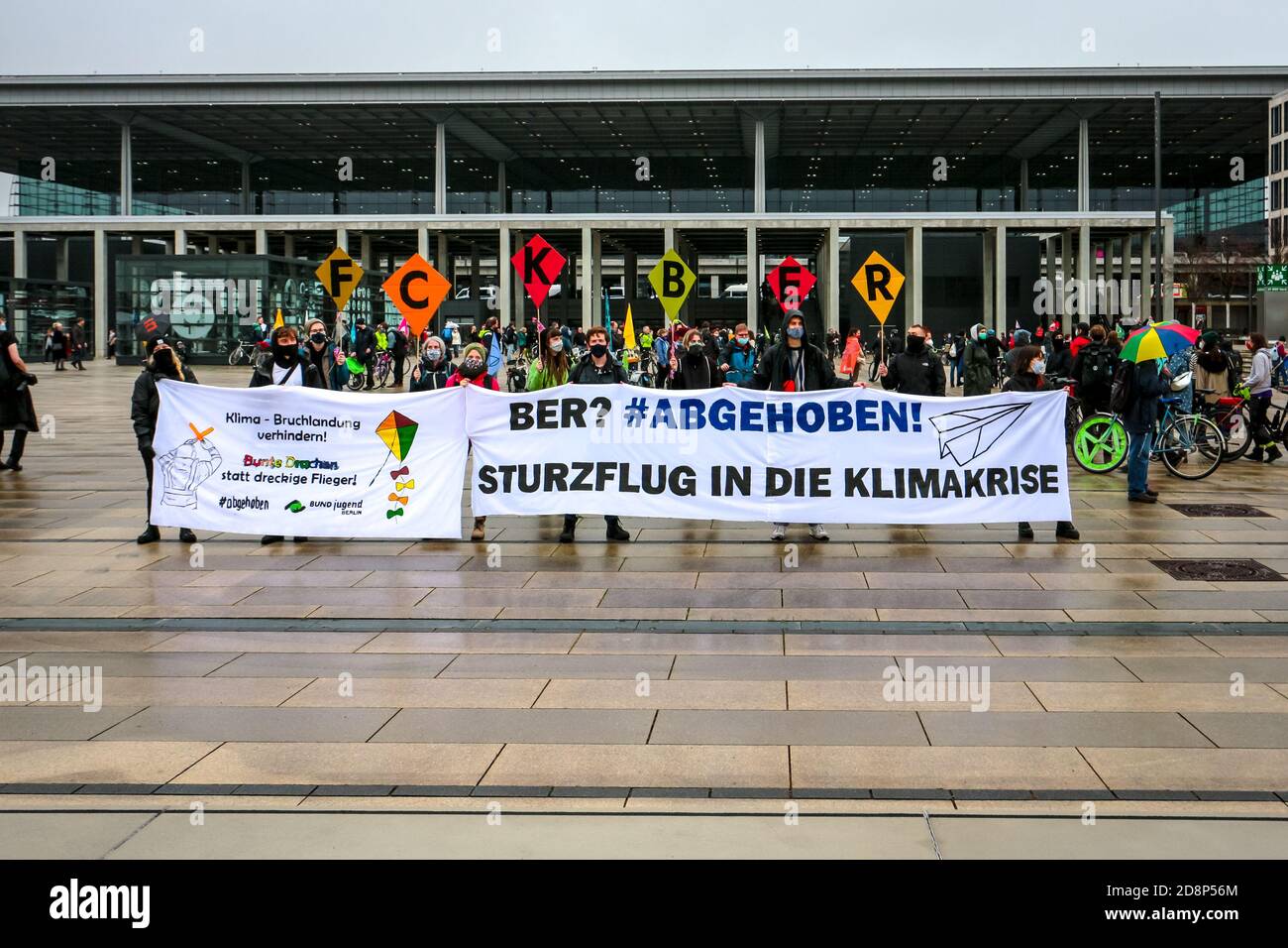 Gli attivisti del clima protestano contro l'apertura del nuovo aeroporto internazionale di Berlino-Brandeburgo (BER). Foto Stock