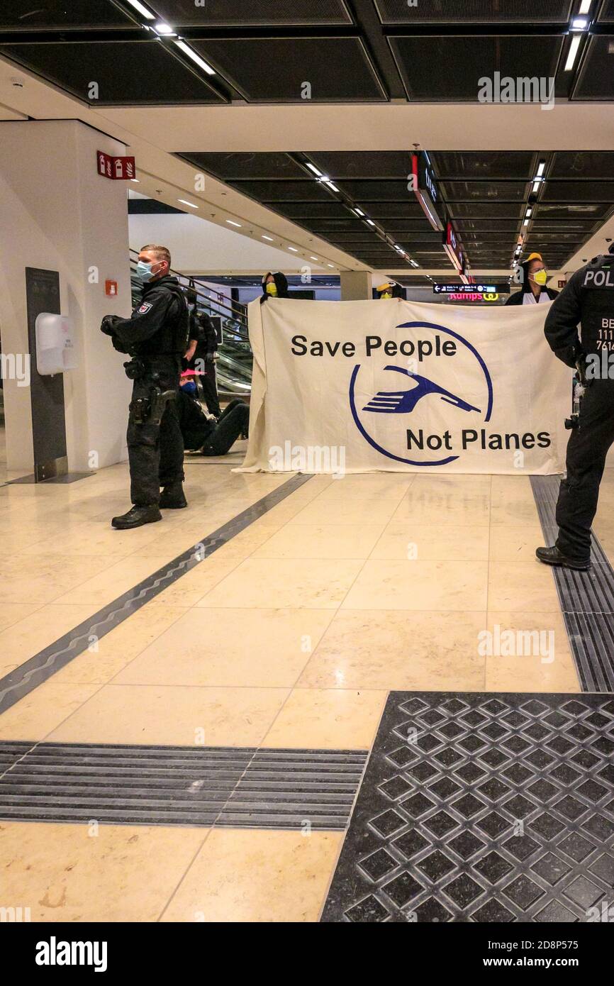 Gli attivisti del clima hanno il cartello "Save People Not Planes" per protestare contro l'apertura del nuovo aeroporto internazionale di Berlino-Brandeburgo (BER). Foto Stock