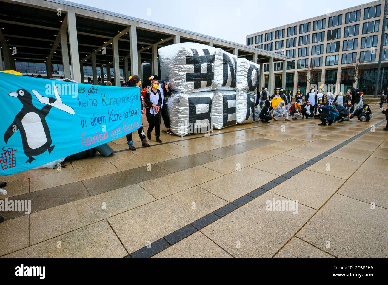 ' NOBER' viene scritto come attivisti climatici in costumi di pinguino protestano per l'apertura del nuovo aeroporto internazionale di Berlino Brandeburgo (BER). Foto Stock