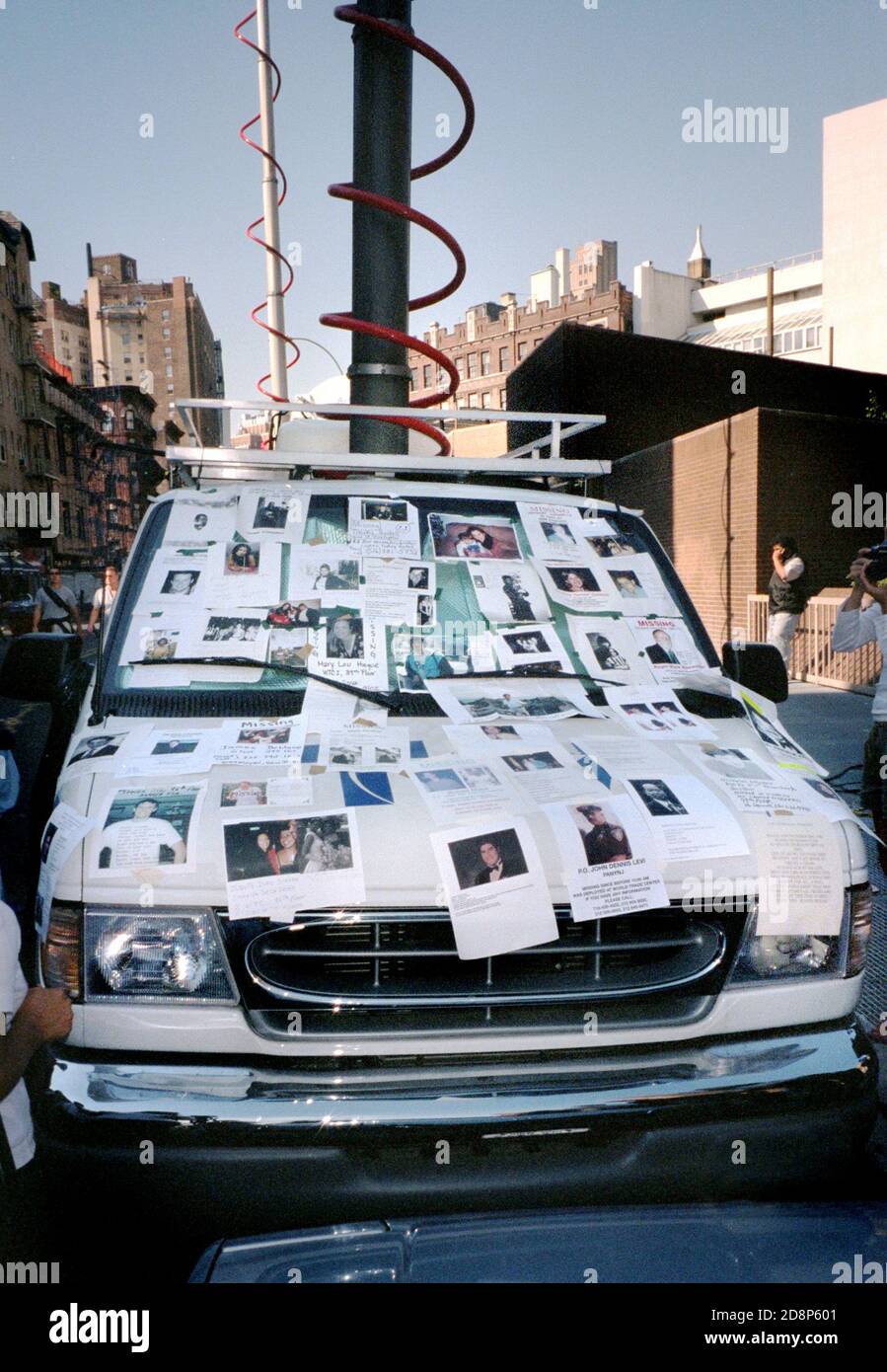 Un furgone dei media è coperto nei poster 'che mostrano' dopo gli attacchi del 11 settembre 2001 a NYC. Foto Stock