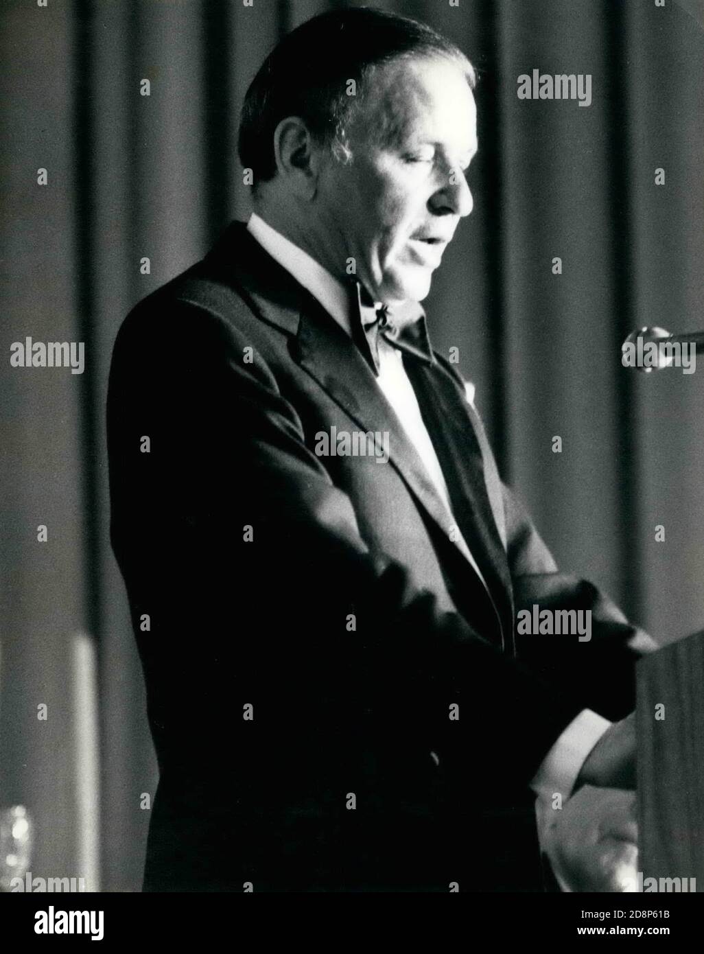 28 marzo 1973 - New York, New York, USA - FRANK SINATRA parla sul podio in occasione di un evento sconosciuto. (Credit Image: © Keystone Pictures USA/ZUMAPRESS.com) Foto Stock