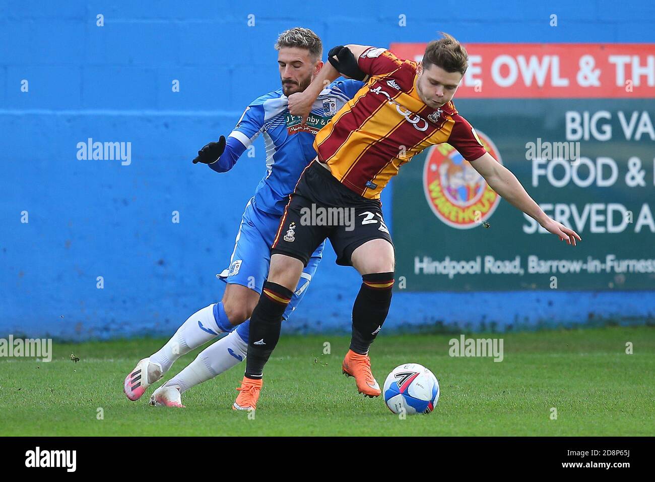 BARROW A FURNESS, REGNO UNITO. IL 31 OTTOBRE Barrows Brad Barry combatte con Bradfords Connor Wood durante la partita Sky Bet League 2 tra Barrow e Bradford City all'Holker Street, Barrow-in-Furness sabato 31 ottobre 2020. (Credit: Chris Donnelly | MI News) Credit: MI News & Sport /Alamy Live News Foto Stock