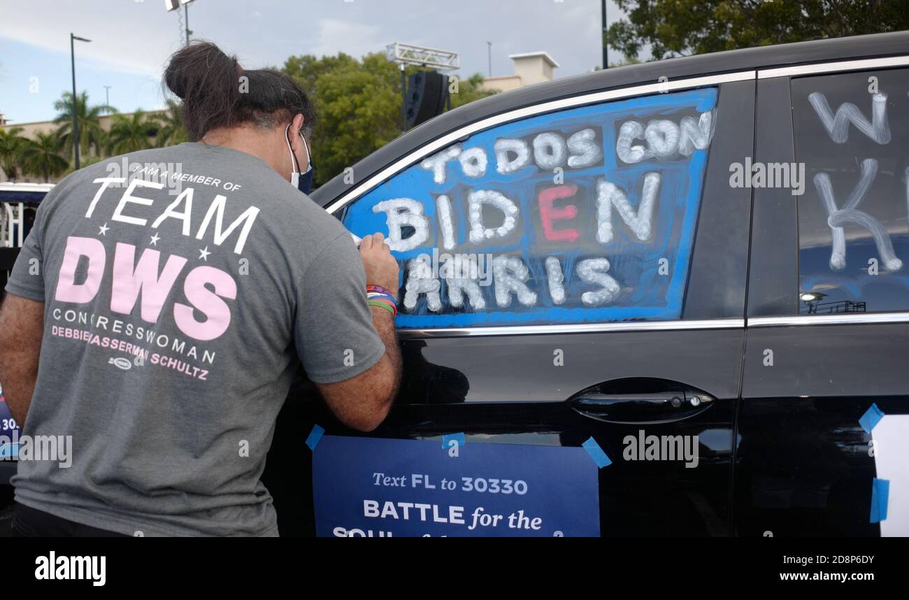 Miami, Stati Uniti. 31 Ott 2020. I sostenitori di Biden e Harris si sono stabiliti prima che il candidato di Kamala Harris per il Vice Presidente degli Stati Uniti parli con i tifosi durante una campagna di arresto per Biden per il Presidente in un raduno drive-in presso la Florida International University di Miami sabato 31 ottobre 2020. Foto di Gary i Rothstein/UPI Credit: UPI/Alamy Live News Foto Stock