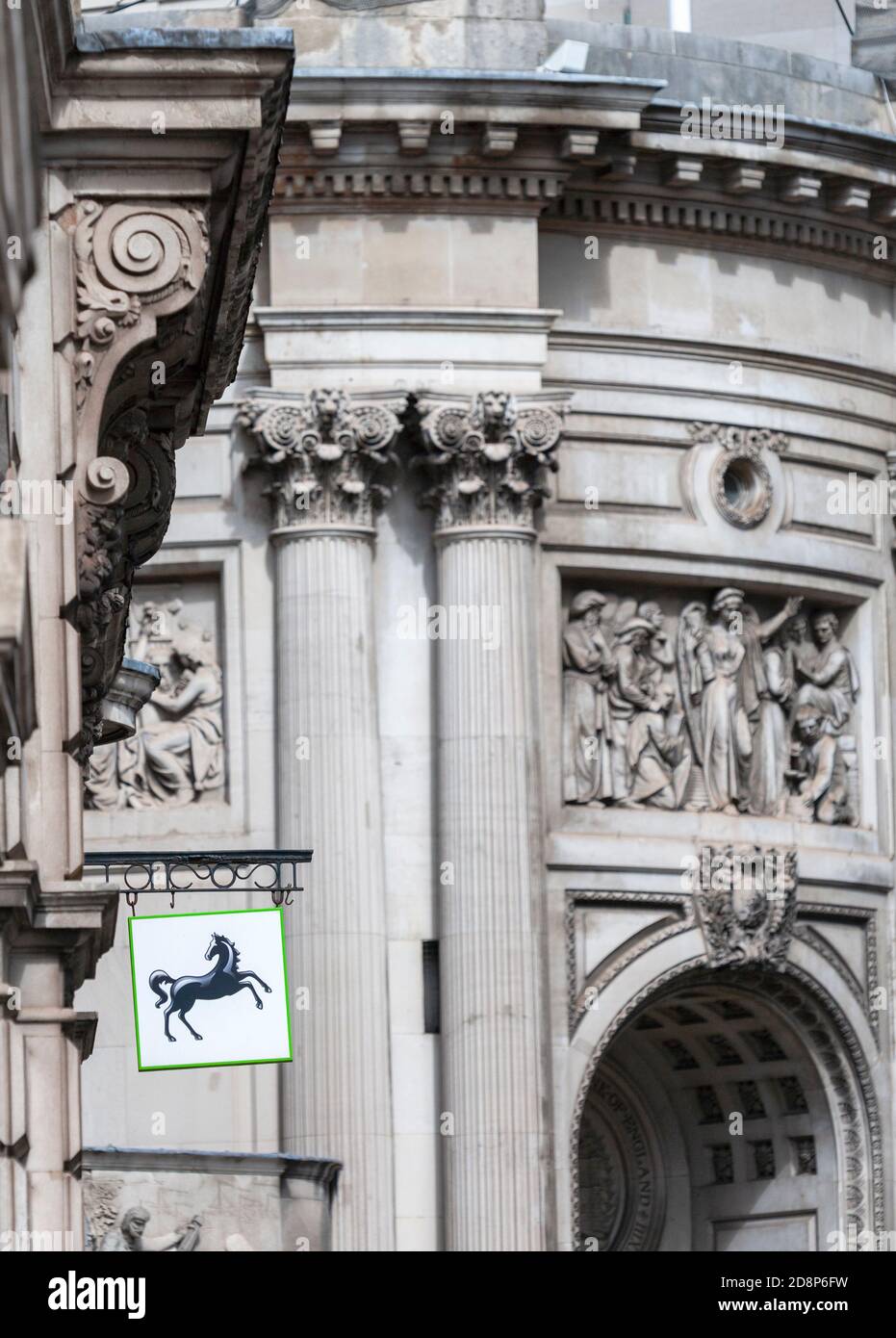 L'insegna della banca di Lloyd, Threadneedle Street nel quartiere della città di Londra, Inghilterra, Regno Unito Foto Stock