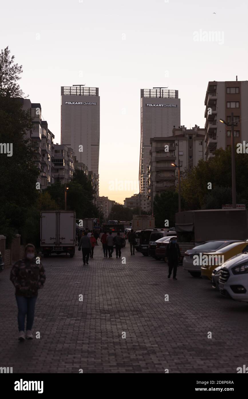 Izmir, Turchia - 31 ottobre 2020 Folkart torri al tramonto. Bayrakli Manavkuyu, Izmir, Turchia Foto Stock