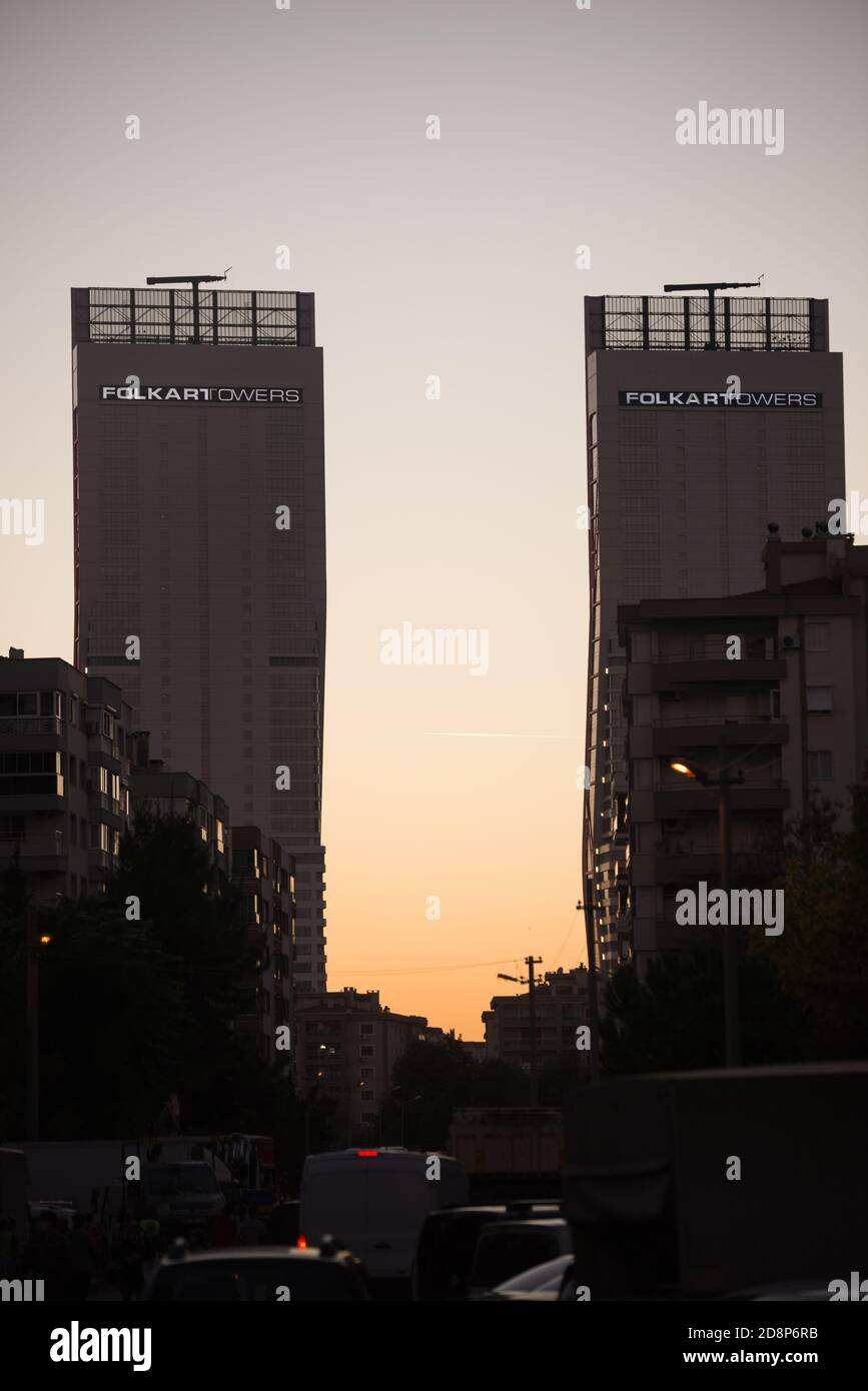 Izmir, Turchia - 31 ottobre 2020 Folkart torri al tramonto. Bayrakli Manavkuyu, Izmir, Turchia Foto Stock