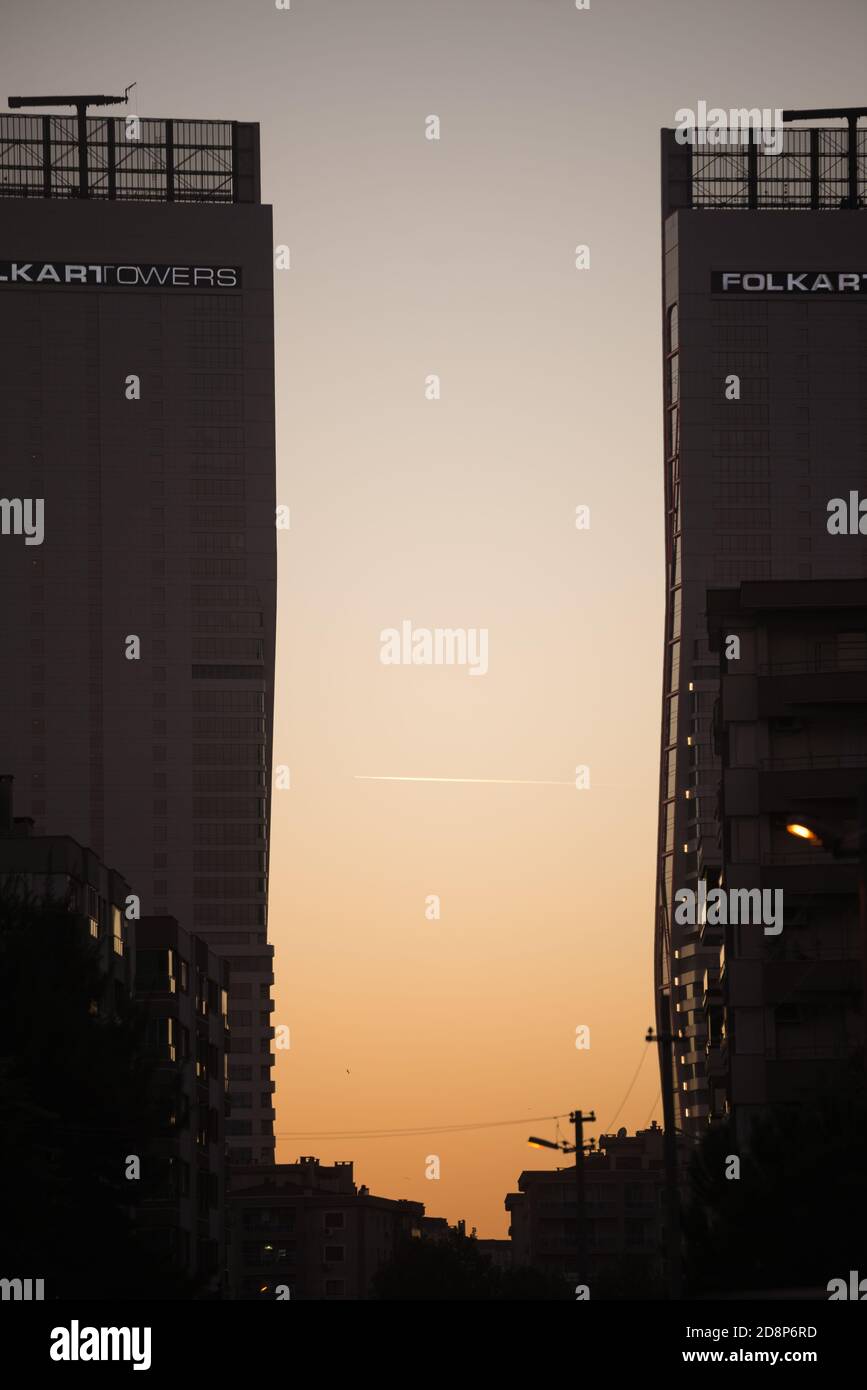 Izmir, Turchia - 31 ottobre 2020 Folkart torri al tramonto. Bayrakli Manavkuyu, Izmir, Turchia Foto Stock
